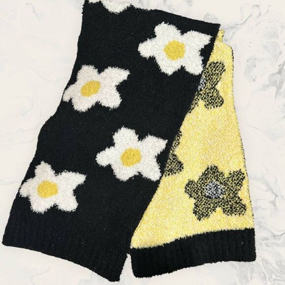 New Nordstrom BP. Daisy Pattern with Reversible Scarf and Knit Black Beanie- Bla - Picture 2 of 3